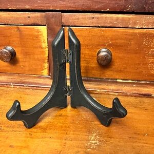 Scrolled black wooden plate holder with hinge